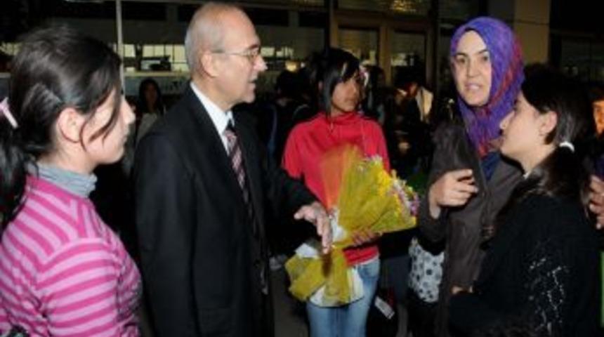 Antalya, Vanlı &ccedil;ocukları bağrına bastı