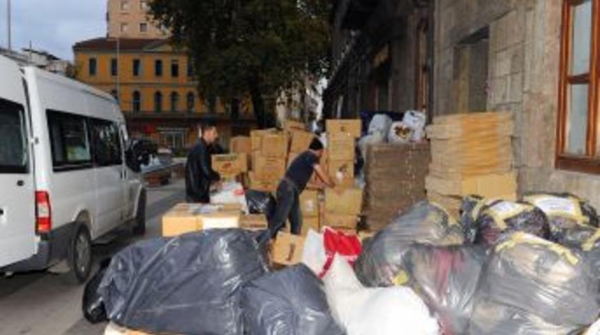 Trabzon'da depremzedeler i&ccedil;in toplanan yardımlar yola &ccedil;ıktı