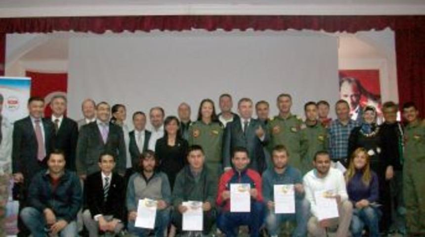 Turhal'da 24 yama&ccedil; paraş&uuml;t&uuml; kursiyeri sertifikasını aldı