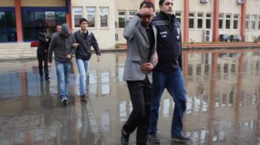 &lsquo;Hesabında ter&ouml;r bağlantısı var&rsquo; deyip 350 bin TL&rsquo;lik vurgun yapacaklardı