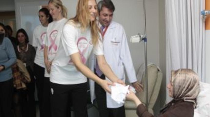 Galatasaraylı bayan voleybolcular, meme kanseri hastalarını yalnız bırakmadı