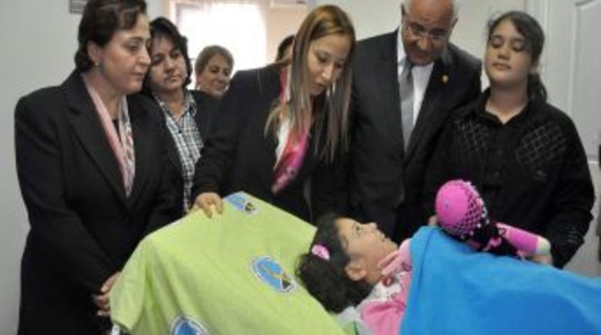 Milletvekilleri depremzede çocuğu ziyaret etti