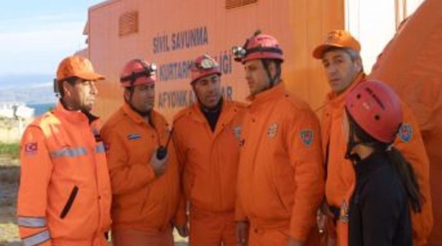 Afyon Kurtarma Grubu, enkazdan canlı &ccedil;ıkarmanın sevincini yaşıyor