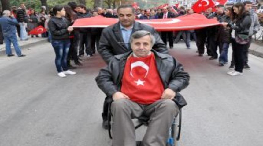 CHP&rsquo;liler deprem nedeniyle iptal edilen ge&ccedil;it t&ouml;reni yerine y&uuml;r&uuml;y&uuml;ş yaptı