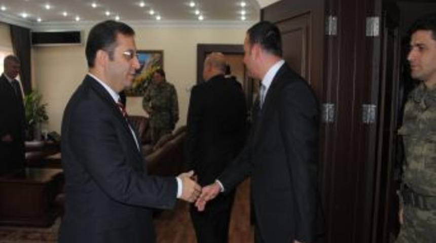 Cumhuriyet Bayramı, Hakkari'de sade bir t&ouml;renle kutlandı