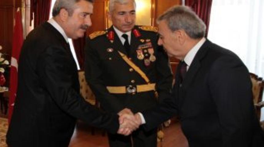 İzmir protokol&uuml; valilikte tebrikleri kabul etti