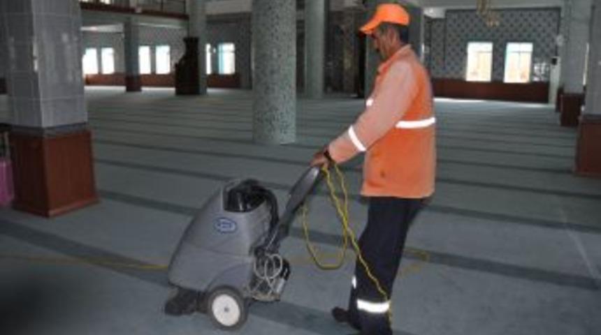 G&ouml;lbaşı'nda camiler bayrama hazırlanıyor