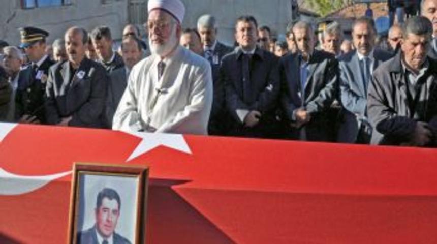 Şehit polis, &ccedil;ok sevdiği s&ouml;ğ&uuml;t g&ouml;lgesinden uğurlandı