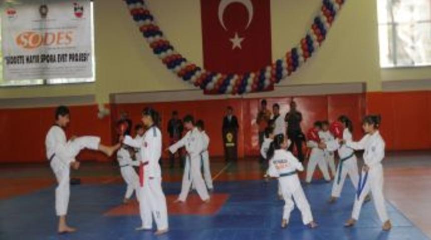 Diyarbakır polisi, 580 &ccedil;ocuğa sporcu kimliği kazandırdı