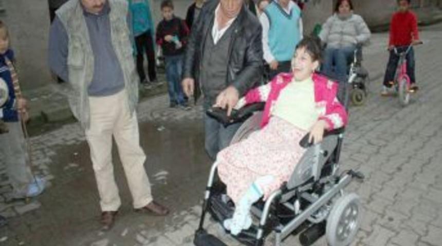 S&uuml;meyye, ak&uuml;l&uuml; arabaya kavuşunca mutluluk turu attı