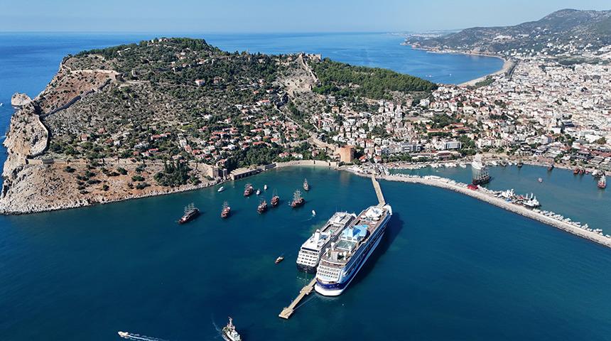Alanya'ya iki kruvaziyerle 2 bin 400 turist geldi