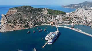 Alanya'ya iki kruvaziyerle 2 bin 400 turist geldi