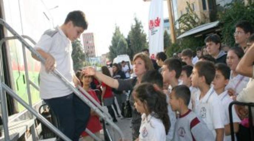 Depremde neler yapılması gerektiğini tatbikatla &ouml;ğrendiler