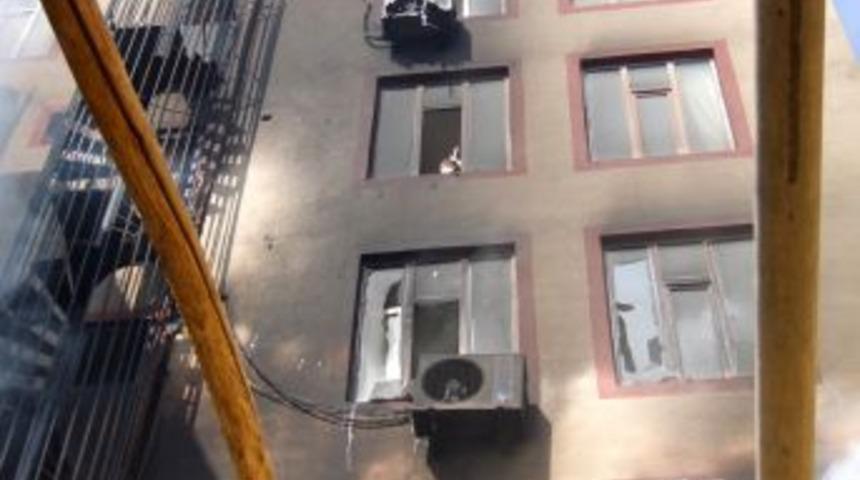 Yangın evi k&uuml;le &ccedil;evirdi