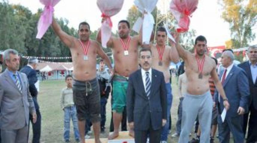 Y&uuml;reğir'deki karakucak g&uuml;reşleri &ccedil;ekişmeli ge&ccedil;ti