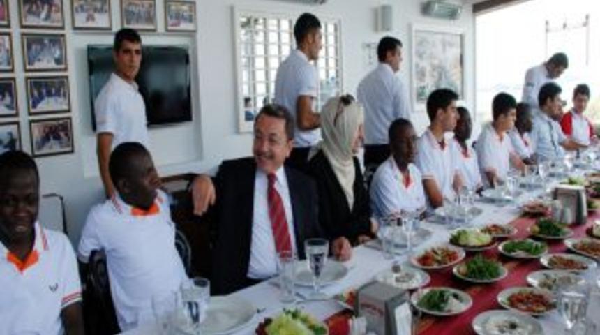 Başkan Öztürk, Ugandalı öğrencileri ağırladı