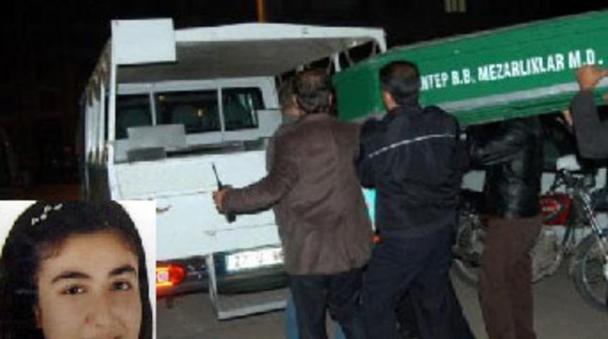 Evlenmesine karşı &ccedil;ıktığı kızını &ouml;ld&uuml;rd&uuml;