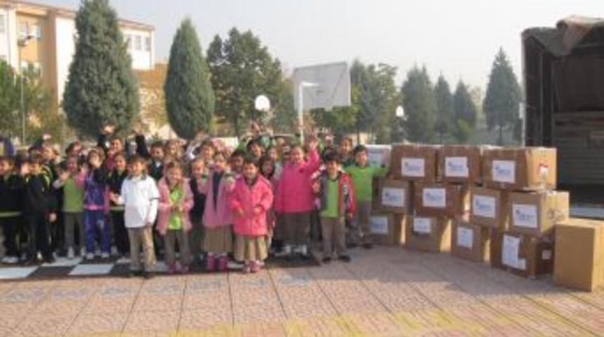 Safvetli öğrenciler, depremzede çocuklarla bayramlıklarını paylaştı