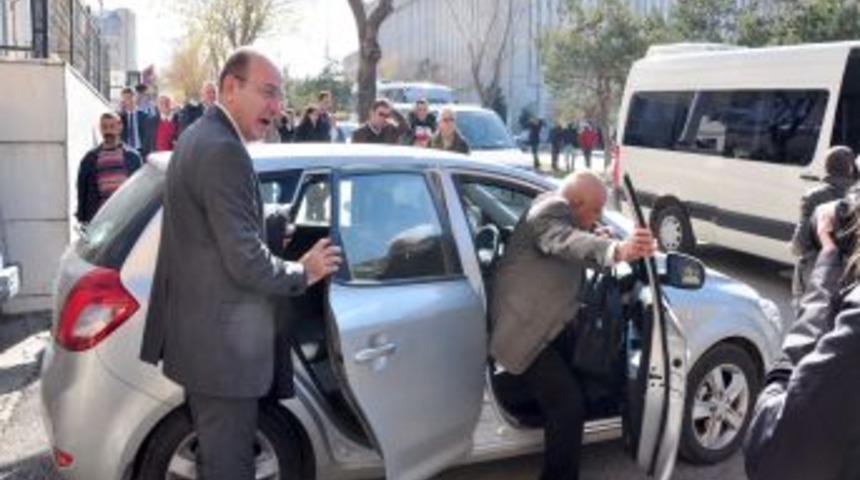 Mahkeme salonunda hatıra fotoğrafı &ccedil;ektirdiler