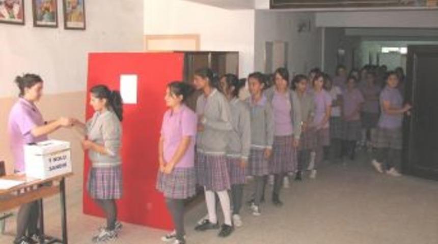 &Ouml;ğrenci meclis başkanını se&ccedil;ti