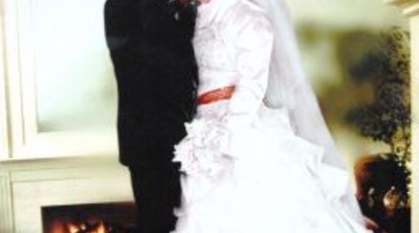 Enkazda bulduğu 50 bin lira değerindeki ziynet eşyasını sahibine teslim etti