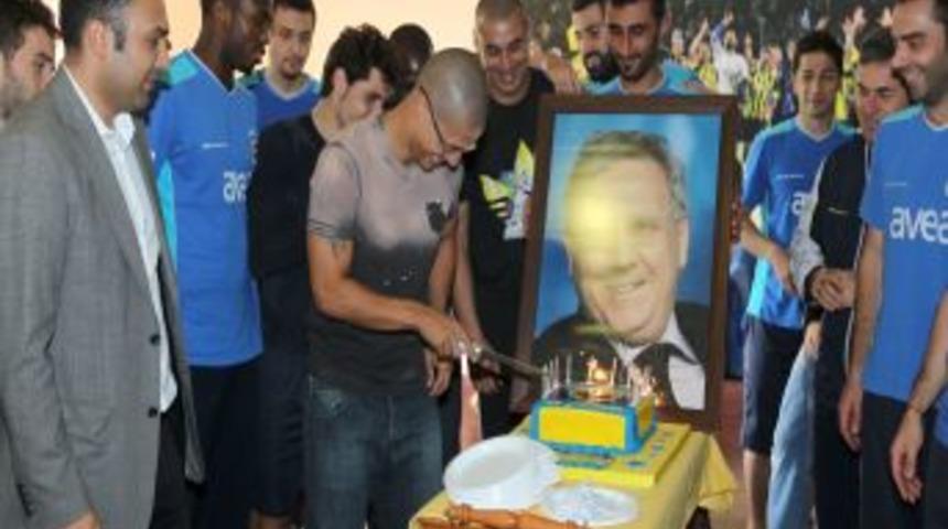 Fenerbah&ccedil;eli futbolcular, Aziz Yıldırım'ın doğum g&uuml;n&uuml;n&uuml; kutladı