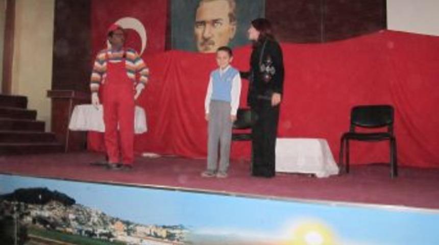 Ücretsiz tiyatroya öğrencilerden büyük ilgi