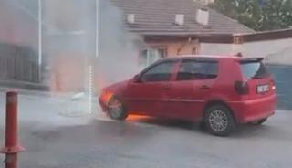 Karab&uuml;k&rsquo;te park halindeki otomobil alev aldı