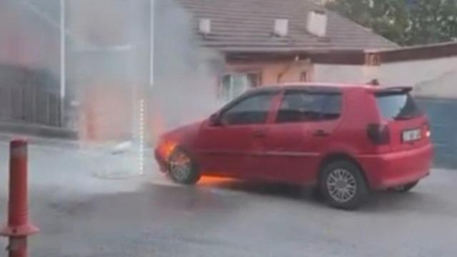 Karabük’te park halindeki otomobil alev aldı