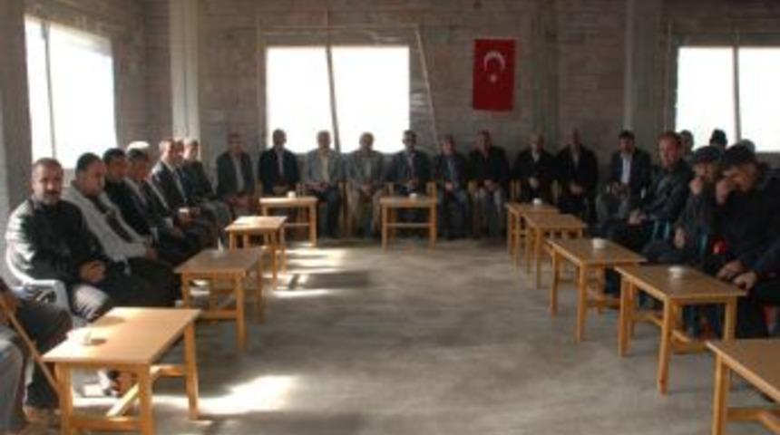 'Oğlumuz kandırılarak dağa &ccedil;ıktı' diyen aile, taziye &ccedil;adırına T&uuml;rk bayrağı astı