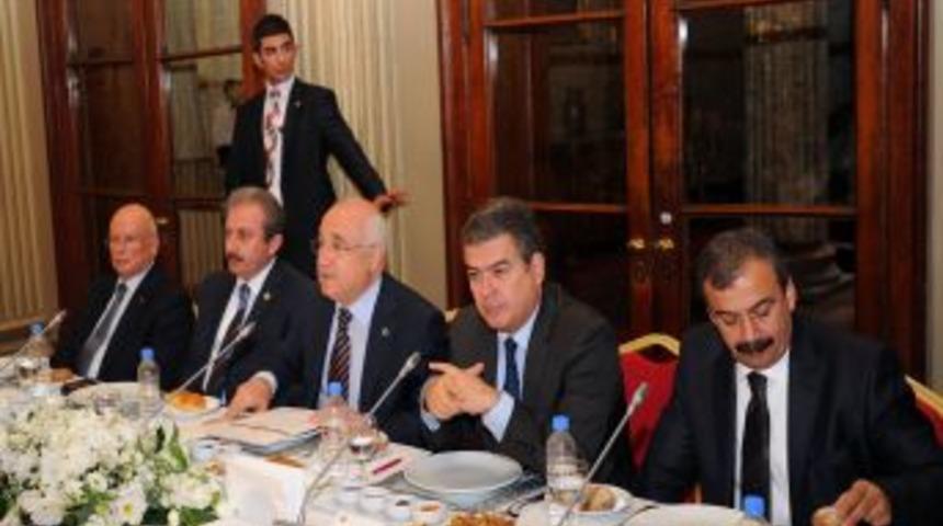 Cemil &Ccedil;i&ccedil;ek: En az hata ile yeni anayasa s&uuml;recini tamamlamak istiyoruz