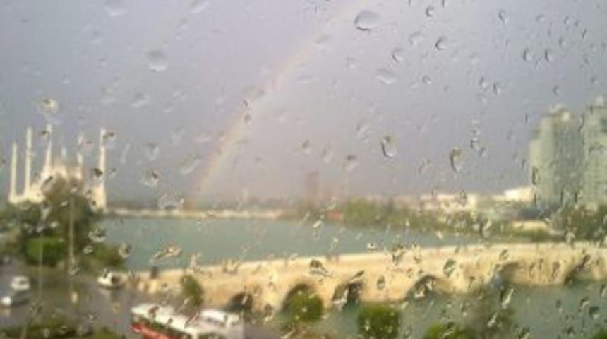 Yağmurun ardından gelen g&ouml;kkuşağı g&uuml;zel bir manzara oluşturdu