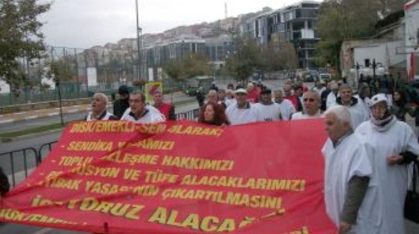 Emeklilerden AK Parti &ouml;n&uuml;nde kefenli zam protestosu