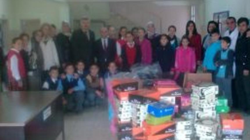 Bayram &ouml;ncesi kardeş okul &ouml;ğrencilerini giydirdiler