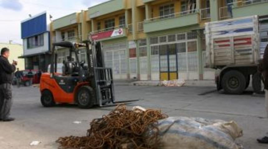 3 tonluk &ccedil;inko levhanın altında kalan iş&ccedil;i hayatını kaybetti