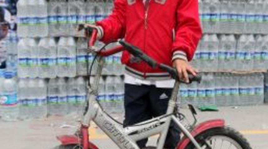 K&uuml;&ccedil;&uuml;k Yiğitcan, bisikletini depremzede akranlarına g&ouml;nderdi