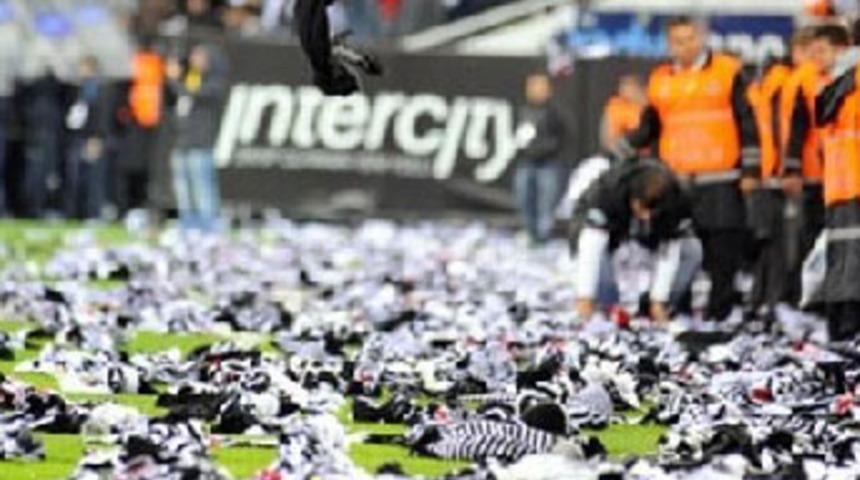 Deprem b&ouml;lgesinde siyah-beyaz sevin&ccedil;