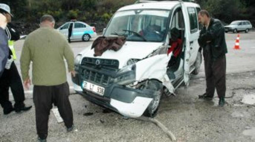 Osmaniye&rsquo;de minib&uuml;s ile otomobil &ccedil;arpıştı: 7 yaralı