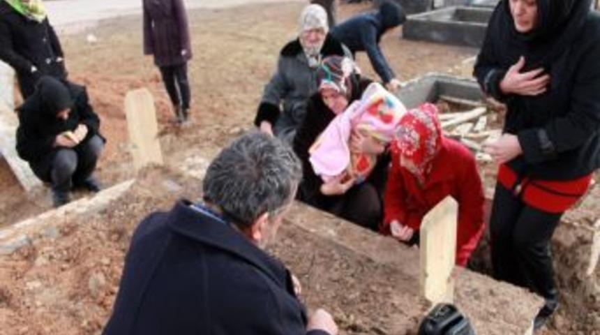 Azra Bebek babasının mezarını ziyaret etti