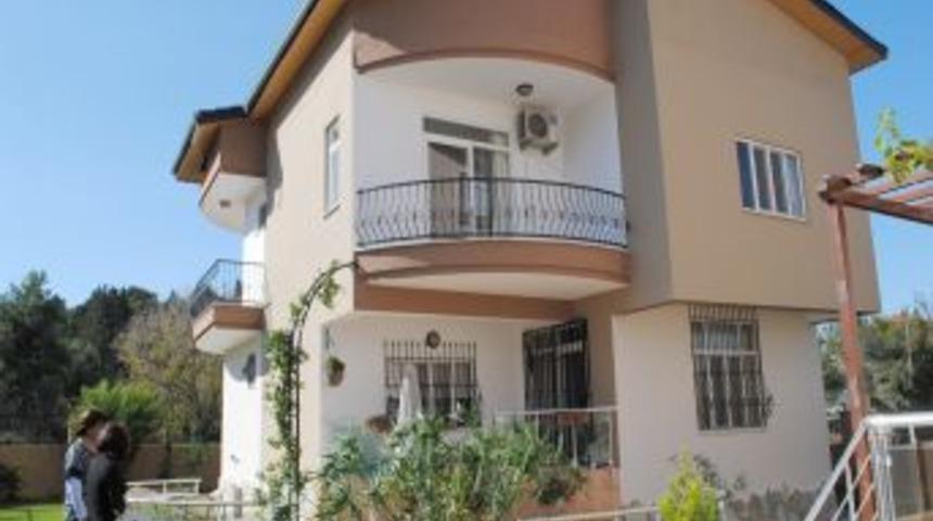 Alman pedagog villasını ş&ouml;mineyle ısıtıyor