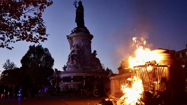 Fransa'da Paris ve bazı kentlerdeki kısmi sokağa çıkma yasağı uzatıldı