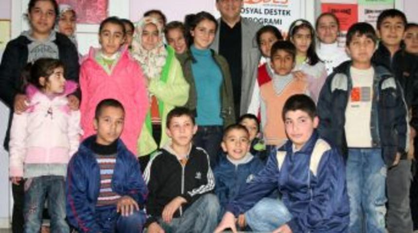 Şehitkamil Belediyesi Okuma Salonları 900 aileye et dağıttı