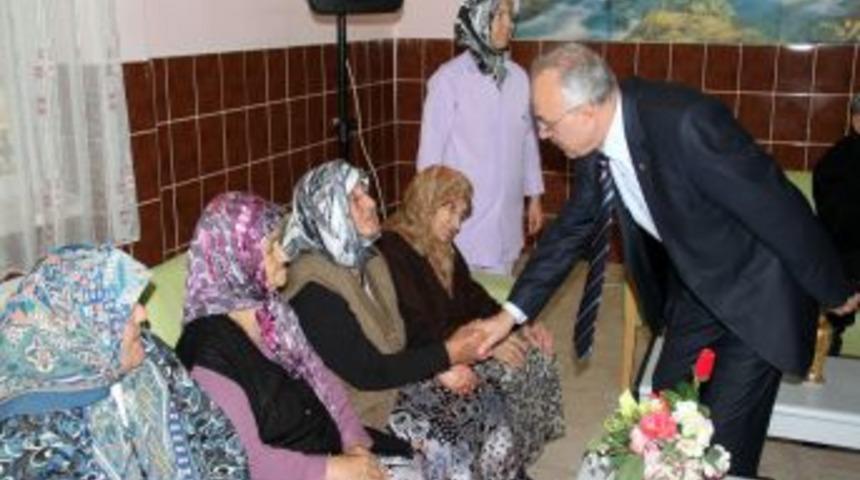 Vali Selman Yenig&uuml;n sordu, yaşlılar cevapladı