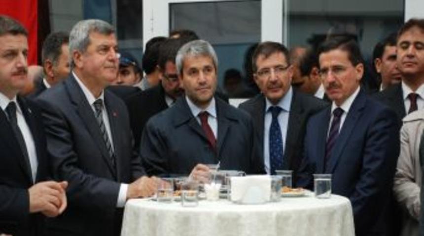 Bakan Erg&uuml;n, Kocaeli&rsquo;de bayramlaşma t&ouml;renlerine katıldı