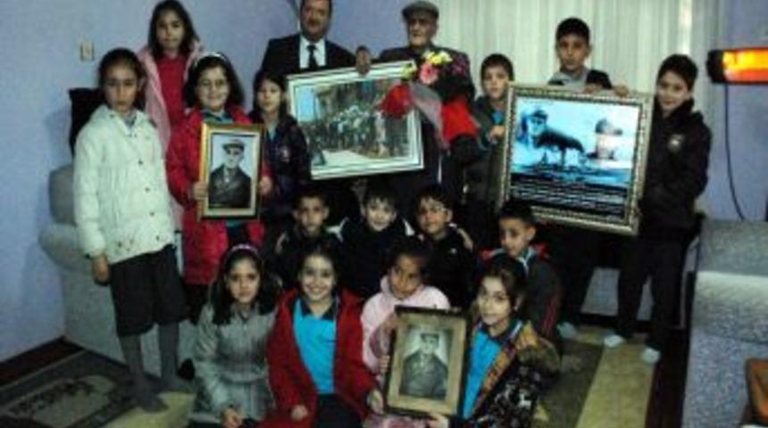 &Ouml;ğrencilerden Atat&uuml;rk'&uuml;n naaşı başında n&ouml;bet tutan Kalmaz&rsquo;a anlamlı ziyaret