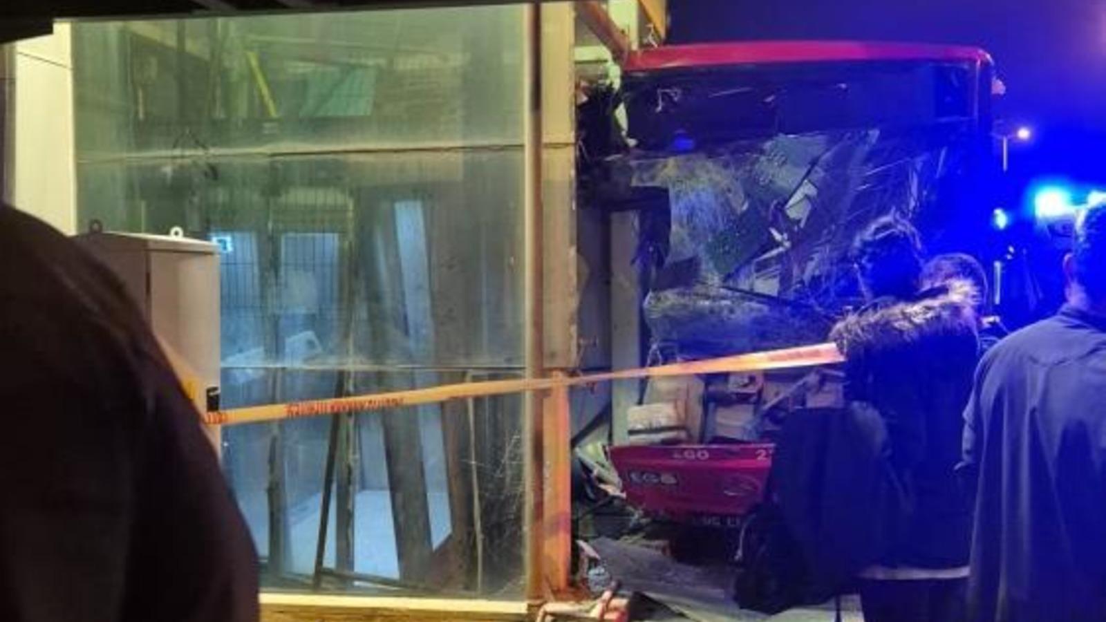 EGO otobüsü üst geçit asansörüne çarptı: 24 yaralı