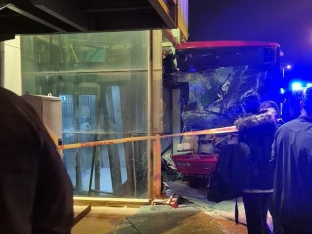 EGO otob&uuml;s&uuml; &uuml;st ge&ccedil;it asans&ouml;r&uuml;ne &ccedil;arptı: 24 yaralı
