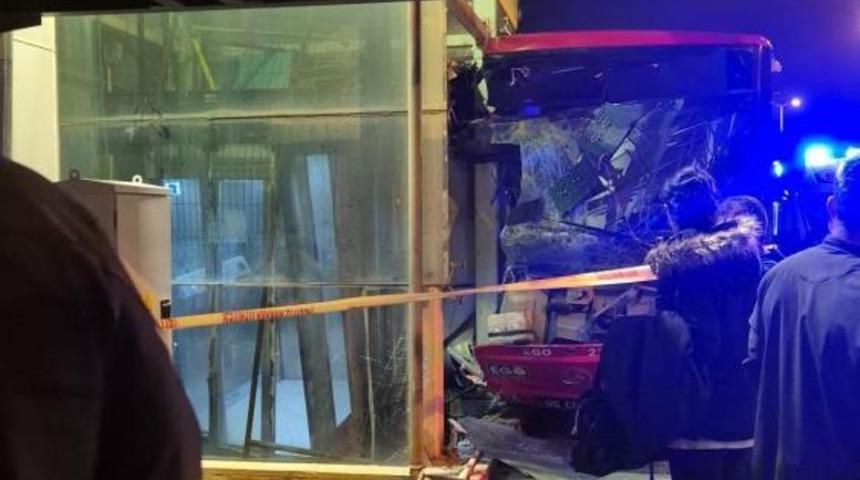 EGO otob&uuml;s&uuml; &uuml;st ge&ccedil;it asans&ouml;r&uuml;ne &ccedil;arptı: 24 yaralı