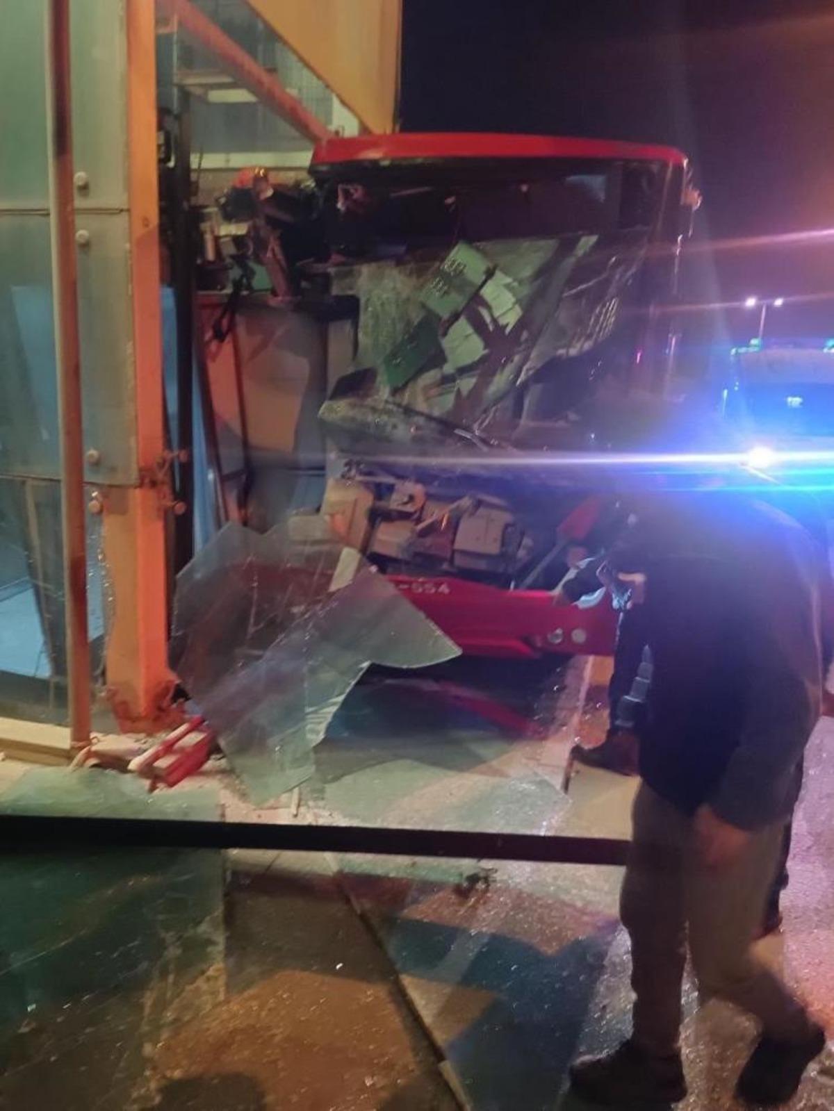 EGO otob&uuml;s&uuml; &uuml;st ge&ccedil;it asans&ouml;r&uuml;ne &ccedil;arptı: 24 yaralı 2