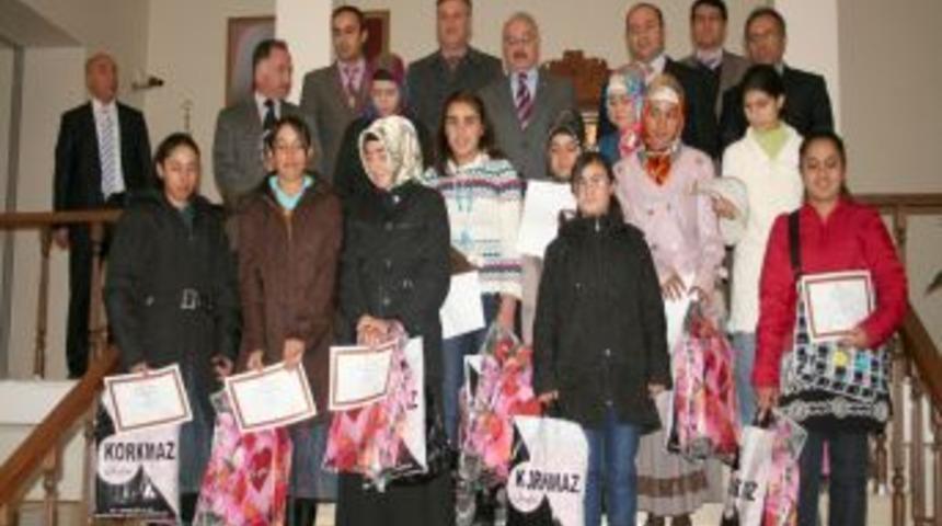 Eğitimlerini tamamlayan kız &ouml;ğrencilerin diploma sevinci